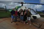 O grupo do nosso helicóptero, já na segurança da terra firme, em Lihue, em Kauai, no Havaí